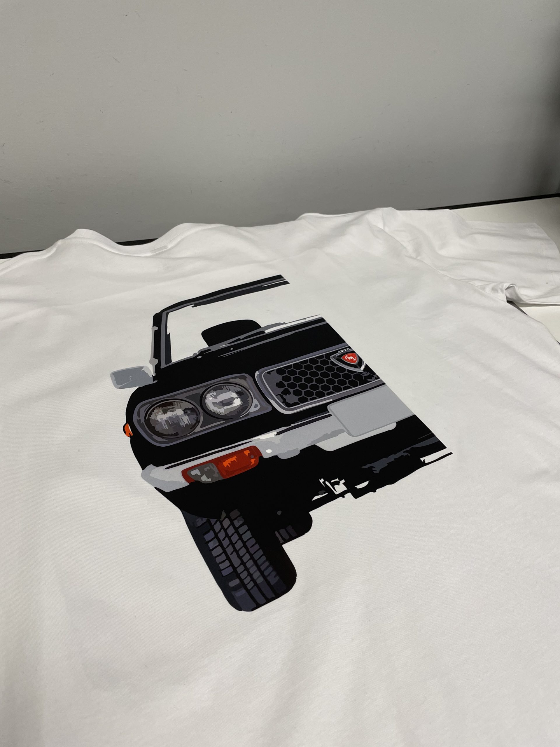 White Rx3 10a Tee - Half cut car