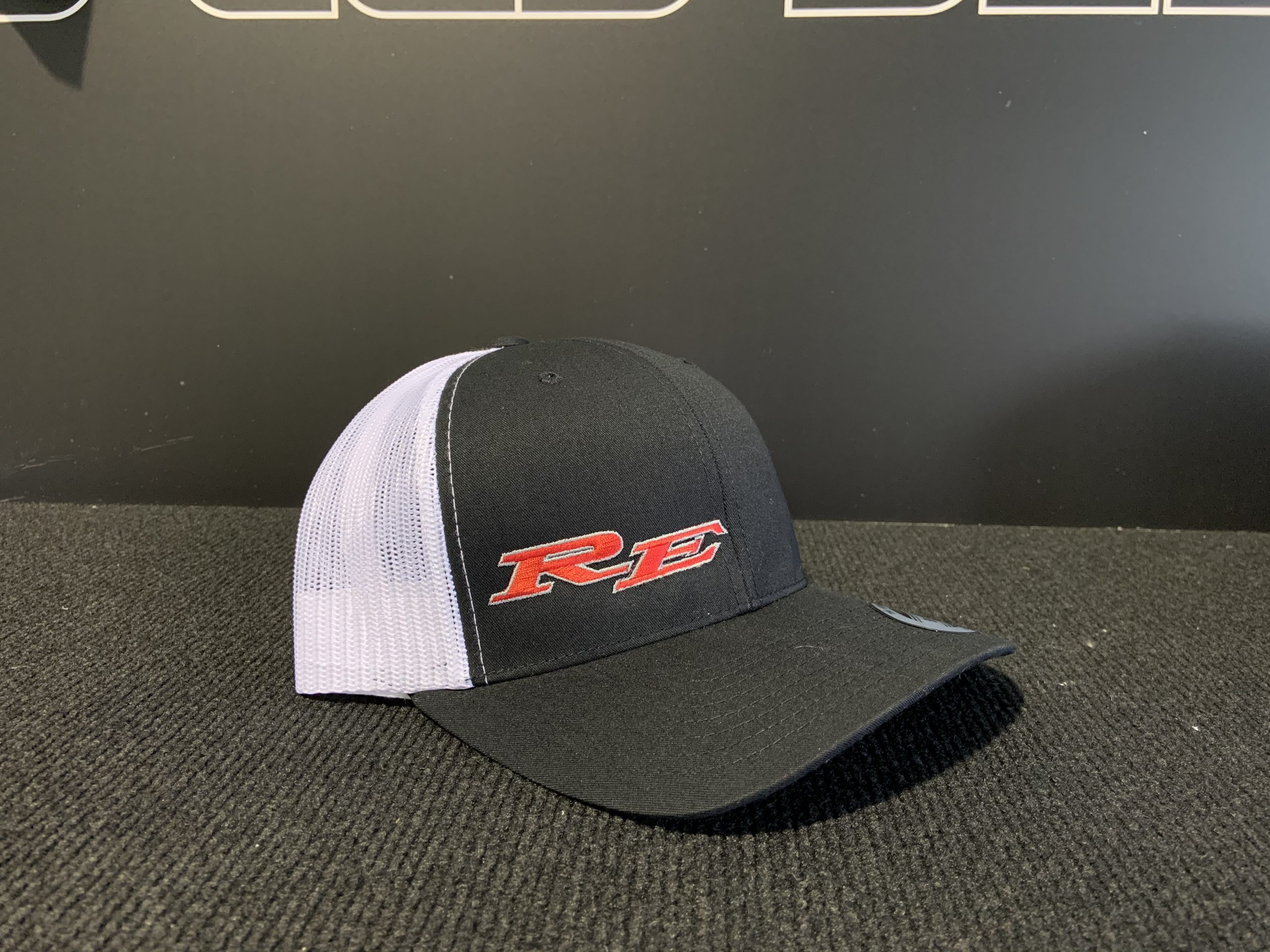 Curved RE Black/White hat